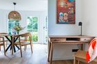  Boddenblick 1 Born auf dem Darß - Essbereich mit Holztisch und Stühlen, daneben Schreibtisch mit Bild an der Wand.