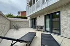  Salt & Sand Haffkrug Lübecker Bucht - Entspannen Sie auf dieser sonnigen Terrasse mit bequemen Liegen und einem einladenden Tisch.