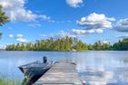  (34) Ferienhaus in Schweden am See Nömmen Smaland - Blick auf den Steg und das Boot am See Nömmen