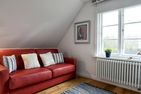  Haus Stepenitz Wyk auf Föhr - Das Sofa lässt sich zu einer weiteren komfortablen Schlafmöglichkeit ausklappen.