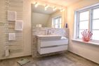  Haus Stepenitz Wyk auf Föhr - Das Bad ist mit einer Badewanne und einer Dusche ausgestattet.