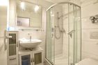  Nordland Appartements Wohnung Bornholm Wyk auf Föhr - In der Dusche befinden sich Haltegriffe und ein Duschhocker steht Ihnen ebenfalls zur Verfügung.
