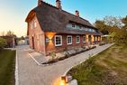  Reetdachkate Fjord Cottage - Haushälfte Backbord Geltinger Bucht - Hauptansicht