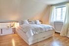  Lunhüs Lucia Dunsum - Dieses Schlafzimmer hat ein auch ein Bad en Suite mit Badewanne und Dusche.
