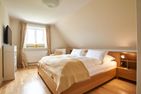  Lunhüs Lucia Dunsum - Alle drei Schlafzimmer sind mit einem Fernseher ausgestattet.