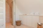  Traumhaus unter Reet Utersum - Dieses Bad ist en Suite gelegen.