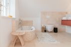  Traumhaus unter Reet Utersum - Auch dieses Vollbad ist en Suite gelegen.
