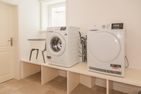  Traumhaus unter Reet Utersum - Im Hauswirtschaftsraum im Souterrain stehen Ihnen Waschmaschine und Trockner zur Verfügung.