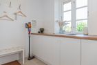  Traumhaus unter Reet Utersum - Der Hauswirtschaftsraum im Erdgeschoss verfügt über eine zusätzliche Spüle.