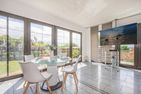  Ferienhaus Sonnendeck mit Sauna, Kamin & Terrasse für 12 Personen Ückeritz - Wohnzimmer