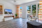  Ferienhaus Ostseeparadies mit 2 Bädern und Terrasse - der Strand ist nur 800 Meter entfernt Kölpinsee - Wohnzimmer