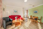  Ferienwohnung Koralle nur 500 m zum Strand mit Balkon Koserow - Wohnzimmer