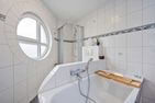  Ferienwohnung Nordwind mit Badewanne, Dusche und Terrasse Heringsdorf - Badezimmer