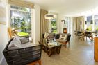  Ferienhaus Reethäus'l mit Whirlpool, Sauna, Kamin und Terrasse Ostseebad Karlshagen - Wohnzimmer