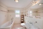  Ferienwohnung Strandläufer mit Badewanne, Terrasse mit Grill und Strandkorb Ahlbeck - Badezimmer