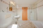  Ferienwohnung Strandläufer mit Badewanne, Terrasse mit Grill und Strandkorb Ahlbeck - Badezimmer