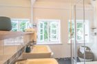  Altes Schulmeisterhaus Wohnung 2 Oevenum - Das Duschbad im Obergeschoss ist mit Doppelwaschbecken, Dusche und Infrarot-Wärmekabine ausgestattet.