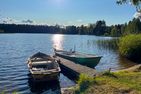  (15) Kristallvilla am See in Schweden - 2 Häuser in einem Paket Smaland - Das kleine, einfache Ruderboot im Bild links ist inklusive. Das deutlich größere und bessere 5,25m Boot im Bild rechts ist ein optionales Extra.