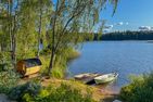  (15) Kristallvilla am See in Schweden - 2 Häuser in einem Paket Smaland - Das kleine, einfache Ruderboot im Bild links ist inklusive. Das deutlich größere und bessere 5,25m Boot im Bild rechts ist ein optionales Extra.
