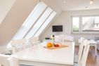  Haus Watthus - Wohnung Himmel Nebel - Küche mit Esstisch in der Wohnung "Himmel"