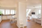  Haus Watthus - Wohnung Himmel Nebel - Blick auf die offene Küche und das Wohnzimmer in der Ferienwohnung "Himmel"