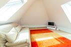 Haus Watthus - Wohnung Himmel Nebel - Rückzugsort Dachgeschoss - Sofas und Fernseher laden zum Entspannen ein