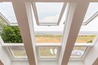  Haus Watthus - Wohnung Himmel Nebel - Fensterfront mit Blick über den Garten auf das Watt und das Meer