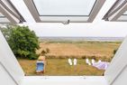  Haus Watthus - Wohnung Himmel Nebel - Fensterfront mit Blick über den Garten auf das Watt und das Meer