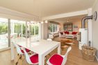  Haus Watthus - Wohnung Paradies Nebel - Ofen und Esstisch in der Ferienwohnung "Paradies"