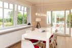  Haus Watthus - Wohnung Paradies Nebel - Esstisch mit Blick zum Wintergarten in der Ferienwohnung "Paradies"