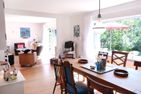  Ferienhaus *Koggenhüs* Norddorf auf Amrum - Esstisch und Wohnzimmer im Ferienhaus Koggenhüs in Norddorf auf Amrum