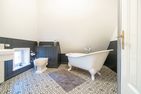  Luettliv-Huus I Wyk auf Föhr - Das Badezimmer verfügt sowohl über eine Badewanne als auch eine bodengleiche Dusche.