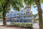  Dünenschloss Kühlungsborn-West - Nordseite mit Geschäften im Haus