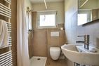  Green Garden Wohnung 1 Wyk auf Föhr - Das erste der drei Badezimmer verfügt über eine Dusche.