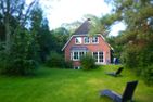 Haus Troeltsch Ferienwohnung  „Bi Elschen" Nebel auf Amrum - Hausansicht und Garten zu der Ferienwohnung Bi Elschen in Nebel auf Amrum