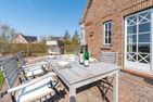  Meets Hüs Nieblum - Genießen Sie schöne Sonnenstunden auf der Terrasse.