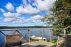  (1) Graues Sommerhaus in Schweden am See mit Boot Smaland - 