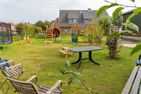  Haus Inselurlaub Hausteil 1 Oevenum - Der großzügige Garten mit Spielgeräten und der Fass-Sauna steht beiden Haushälften gemeinschaftlich zur Verfügung.