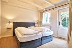  Joellas Hüs Wyk auf Föhr - Das Schlafzimmer im EG mit Boxspringbett lädt zu einem erholsamen Schlaf ein.