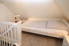  Lüttmarsch 13, Whg. 9 Wyk - Schlafzimmer mit Kleiderschrank