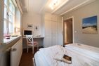  Haus am Leuchtturm Hausteil 1 Wyk auf Föhr - Ein Kleiderschrank sowie ein Schreibtisch stehen Ihnen hier ebenfalls zur Verfügung.