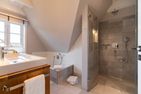  Henrys Reethüs Oevenum - Das Badezimmer mit bodengleicher Regendusche - samt Badewanne!