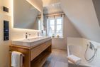  Henrys Reethüs Oevenum - Das BAdezimmer verfügt über einen langen Waschbecken und einer Badewanne