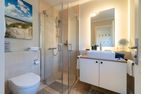  Chelseas Hüs Borgsum - Ein Duschbad mit bodengleicher Dusche für barrierefreien Zugang.