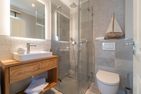  Haus Hilde Oevenum - Eine bodengleiche Dusche sorgt für ein barrierefreies Duschvergnügen.