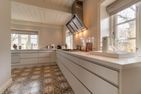  Kapitänshaus West Oldsum - Viel Platz zum kochen bietet diese gut ausgestattete Küche.