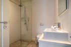  Kapitänshaus West Oldsum - Im Erdgeschoss befindet sich ebenfalls ein Gäste-WC mit bodengleicher Dusche.