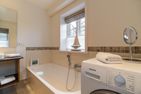  Lütte Hüs Oevenum - ... sowie über eine Badewanne.