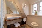  Lütte Hüs Oevenum - Im Badezimmer befindet sich ebenfalls ein Kosmetikspiegel sowie ein Haartrockner.