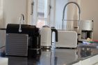  Kapitänshaus Ost Oldsum - Die gut ausgestattete Küche verfügt über eine Kaffeekapselmaschine, als auch über eine Filterkaffeemaschine.